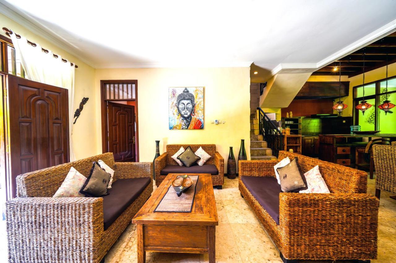 KUTA Villa - 5 bedrooms - Heart of Kuta - de CINTA Buitenkant foto